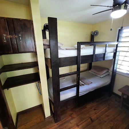 Roatan Backpackers' Hostel Сэнди-Бей Экстерьер фото