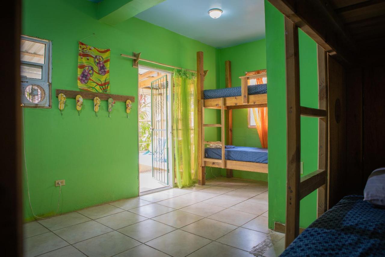 Roatan Backpackers' Hostel Сэнди-Бей Экстерьер фото